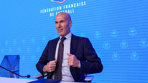 Simone Inzaghi celebrating with his Inter Milan players after beating Barcelona.